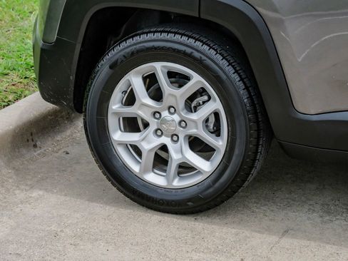 Used 2018 Jeep Renegade Latitude FWD image 56