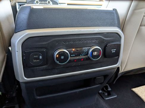 Used 2022 Ford Expedition Limited image 16