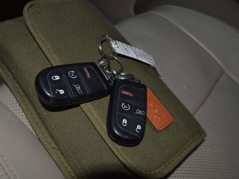 Used 2015 Jeep Grand Cherokee Overland w/ Trailer Tow Group IV image 17