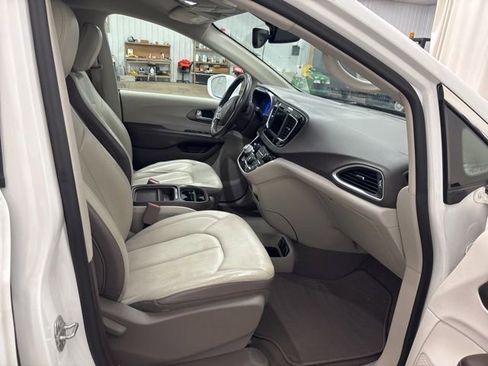 Used 2019 Chrysler Pacifica Touring-L FWD image 10