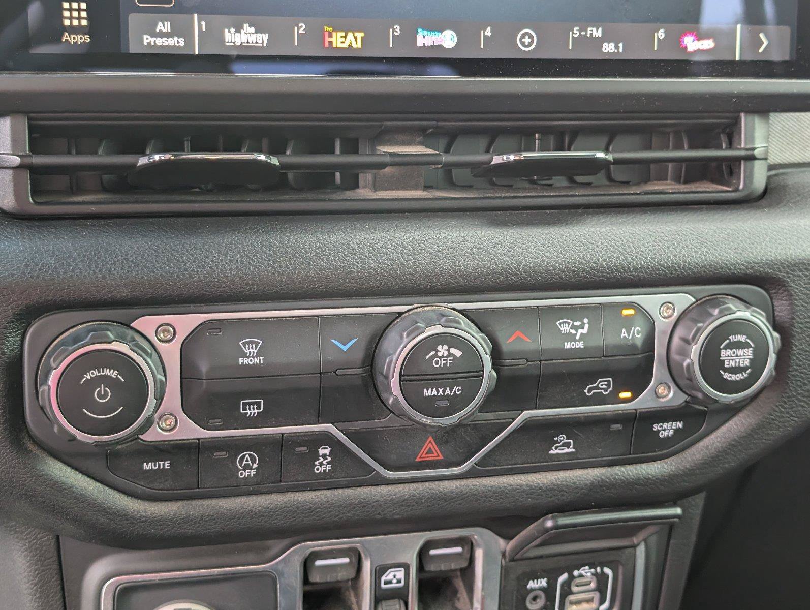 Used 2025 Jeep Gladiator Sport AWD/4WD image 21
