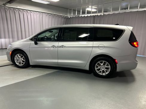 Used 2024 Chrysler Pacifica Touring-L FWD image 4