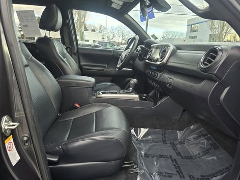 Used 2018 Toyota Tacoma Limited image 11