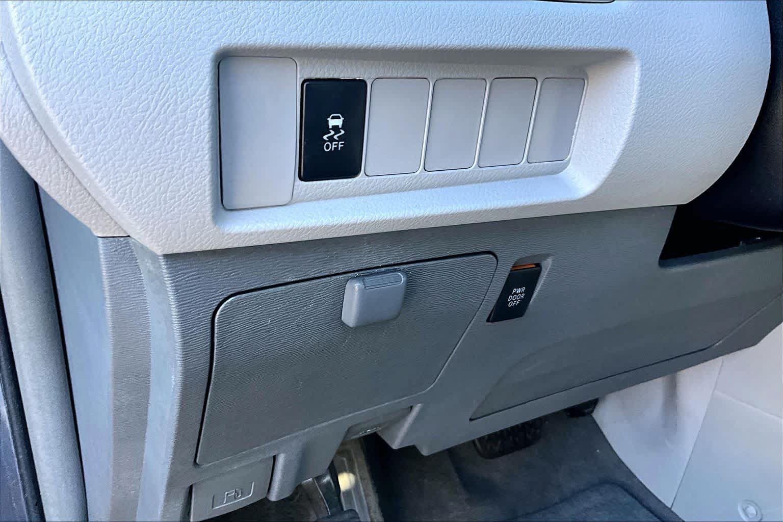 Certified 2017 Toyota Sienna LE FWD image 32