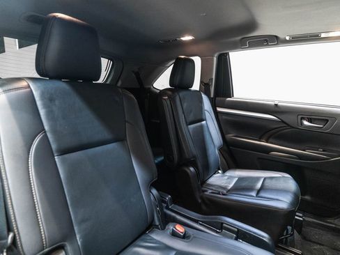 Used 2019 Toyota Highlander XLE AWD/4WD image 33