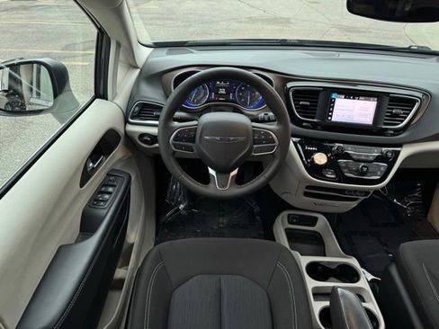 Used 2023 Chrysler Voyager LX FWD image 5