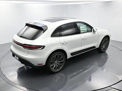 Certified 2025 Porsche Macan AWD/4WD image 38