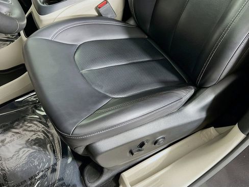 Used 2023 Chrysler Pacifica Touring-L FWD image 17