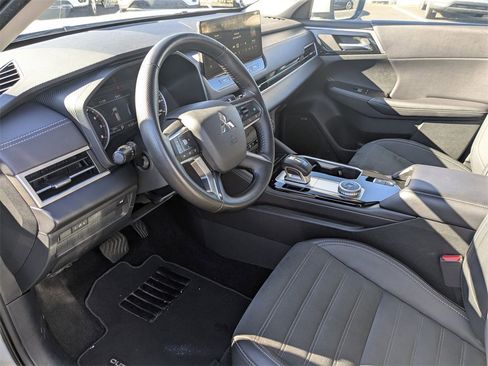 Used 2025 Mitsubishi Outlander SE image 20