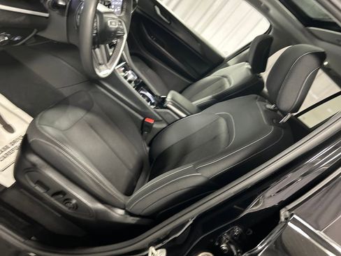 Used 2023 Jeep Grand Cherokee Laredo image 11