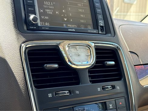 Used 2015 Chrysler Town & Country Touring w/ Driver Convenience Group FWD image 6