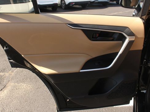 Used 2021 Toyota RAV4 LE AWD/4WD image 17