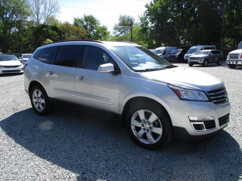 Used 2017 Chevrolet Traverse LT w/ Style and Technology Package FWD image 7