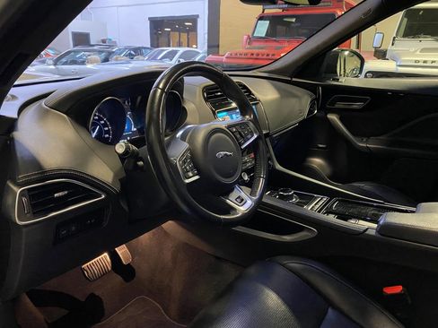 Used 2019 Jaguar F-PACE S image 15