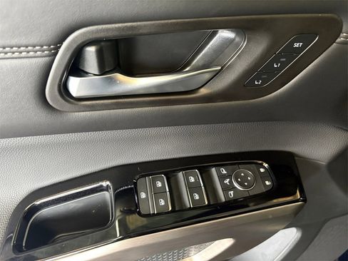 New 2025 Nissan Pathfinder Platinum image 9