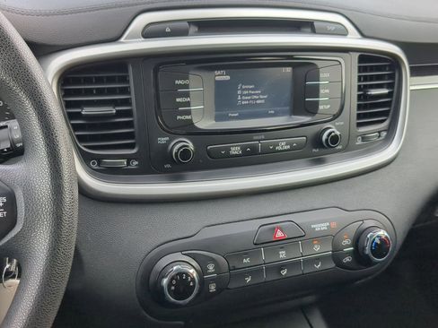 Used 2017 Kia Sorento LX image 28