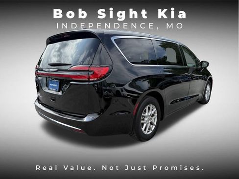 Used 2024 Chrysler Pacifica Touring-L FWD image 13