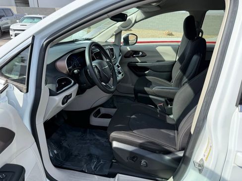 Used 2023 Chrysler Voyager LX image 11