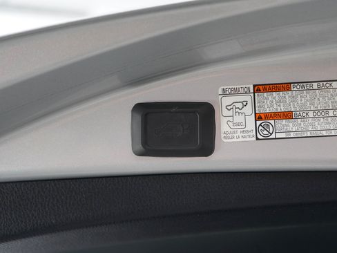 Used 2015 Toyota RAV4 XLE AWD/4WD image 17