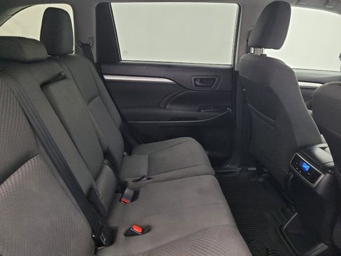Used 2018 Toyota Highlander LE image 19