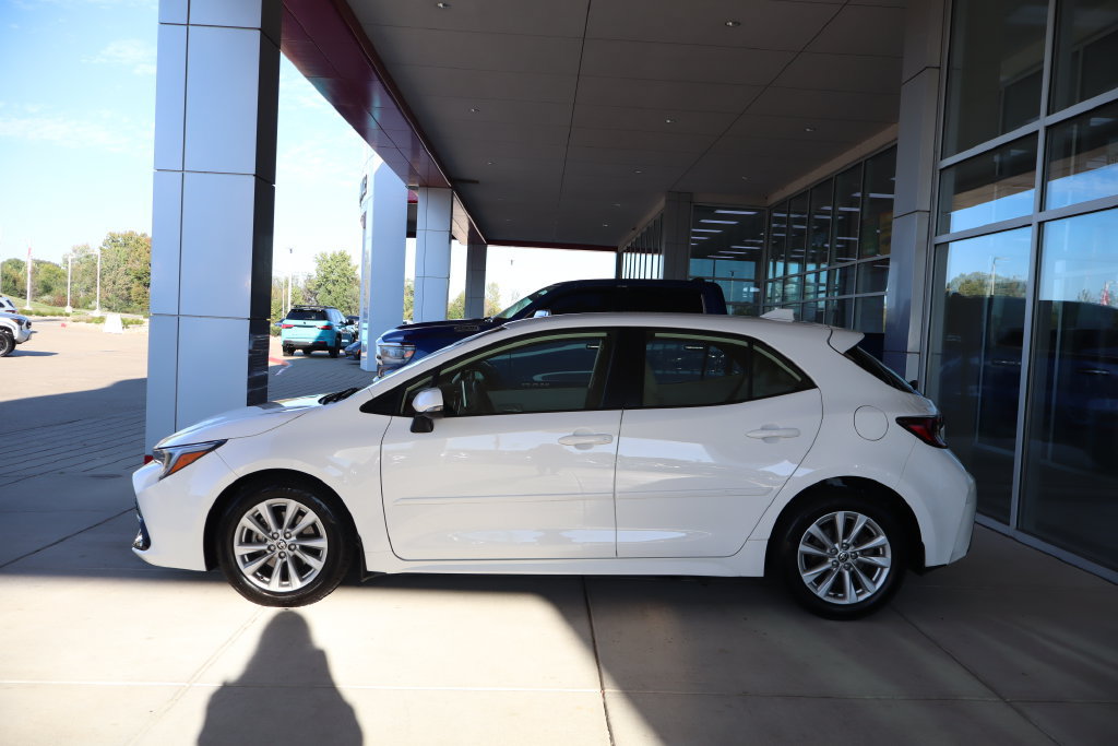Used 2025 Toyota Corolla SE w/ SE Package FWD image 4