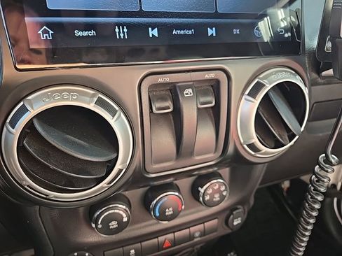 Used 2017 Jeep Wrangler Rubicon w/ Power Convenience Group AWD/4WD image 48