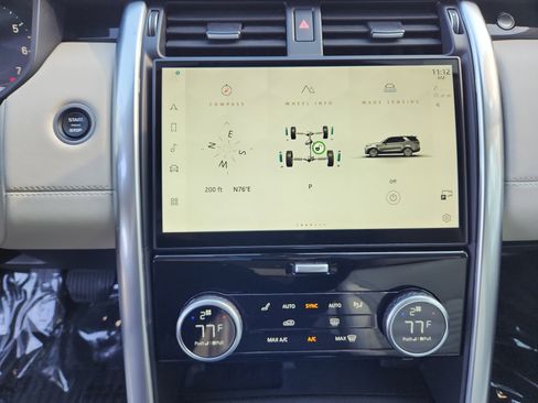 Used 2025 Land Rover Discovery S image 17