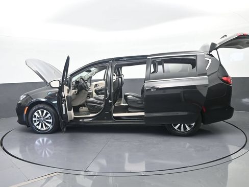 Used 2023 Chrysler Pacifica Touring-L FWD image 78