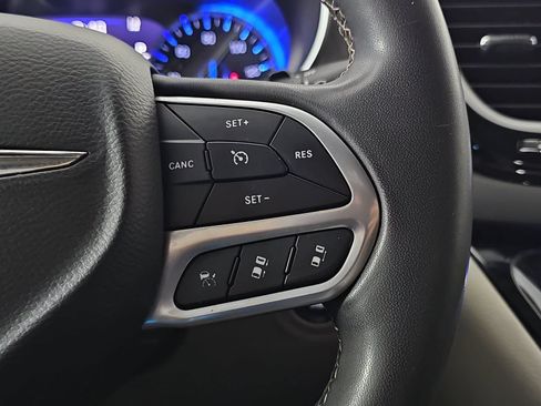 Used 2022 Chrysler Pacifica Touring-L FWD image 16