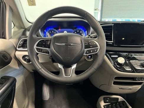 Used 2024 Chrysler Pacifica Touring-L FWD image 20