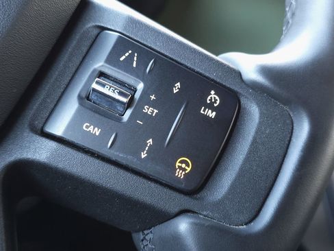 Used 2023 Land Rover Defender 110 75th Limited Edition image 61