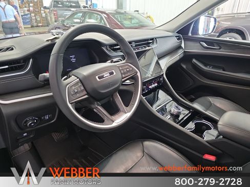 Used 2023 Jeep Grand Cherokee L Limited w/ Black Appearance Package AWD/4WD image 17