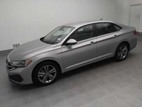 Used 2024 Volkswagen Jetta SE FWD image 2