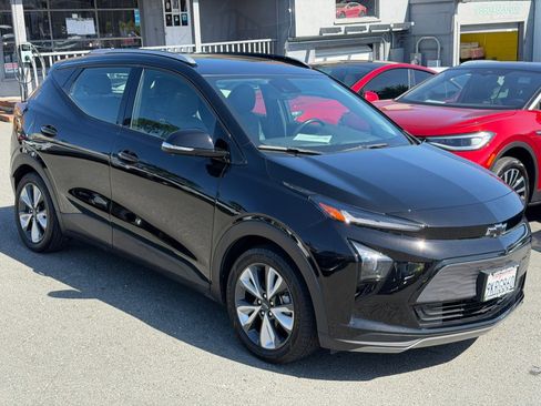Used 2023 Chevrolet Bolt EUV LT w/ Convenience Package FWD image 3