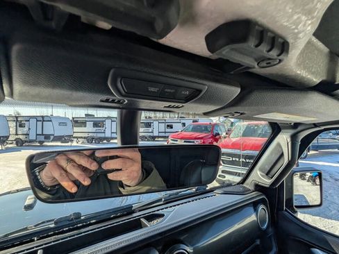 Used 2020 Jeep Wrangler Unlimited Sahara image 24