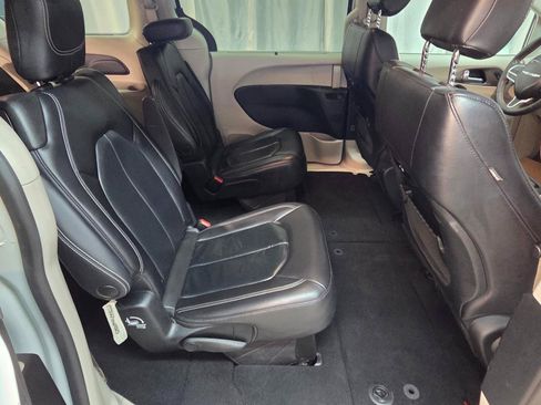Used 2022 Chrysler Pacifica Touring-L FWD image 13