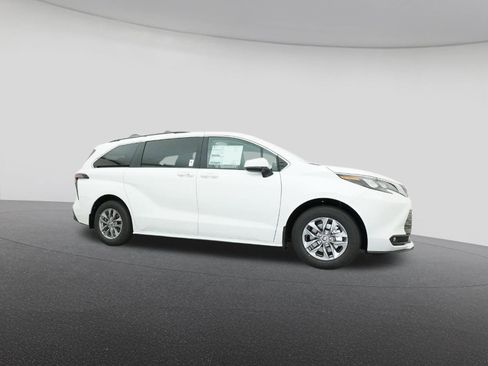 New 2026 Toyota Sienna XLE FWD image 28