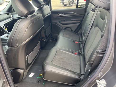 New 2025 Jeep Grand Cherokee Altitude image 16