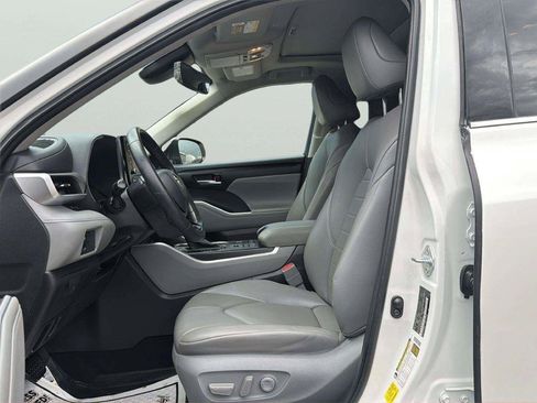 Used 2021 Toyota Highlander XLE AWD/4WD image 13