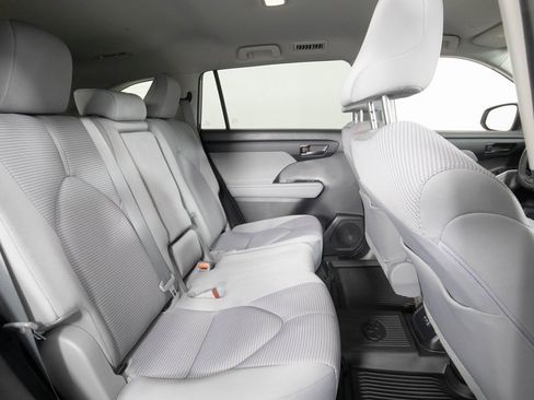 Used 2023 Toyota Highlander LE image 17