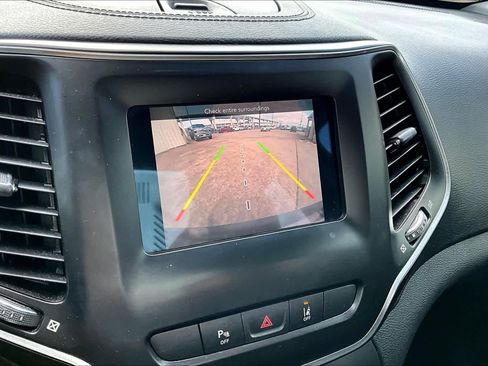 Used 2021 Jeep Cherokee Latitude Plus image 23