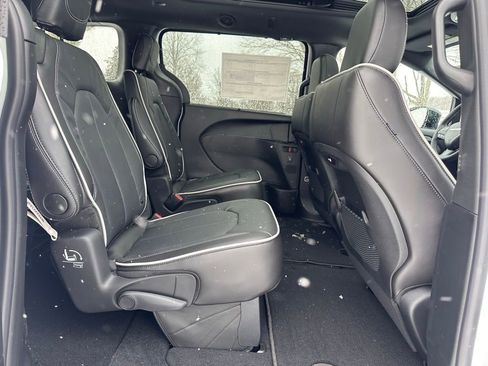 New 2026 Chrysler Pacifica Limited w/ S Appearance Package image 32