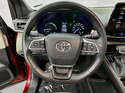 Used 2022 Toyota Sienna XLE FWD image 11