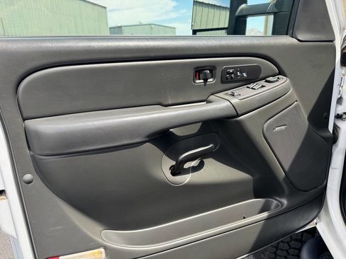 Used 2006 Chevrolet Silverado 2500 W/T w/ Skid Plate Package AWD/4WD image 40