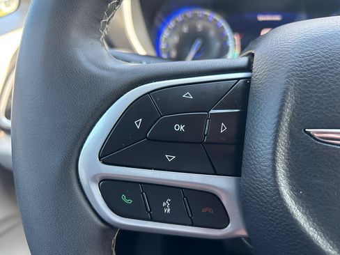 Used 2024 Chrysler Pacifica Touring-L FWD image 17