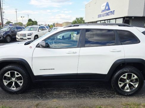 Used 2018 Jeep Cherokee Trailhawk AWD/4WD image 3