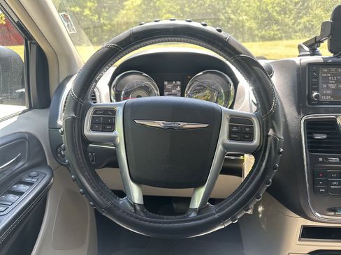 Used 2013 Chrysler Town & Country Touring FWD image 22
