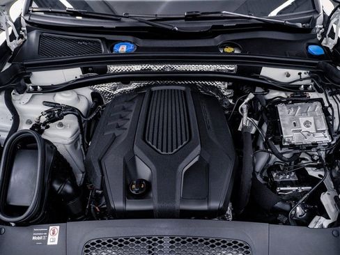 Certified 2025 Porsche Macan AWD/4WD image 26