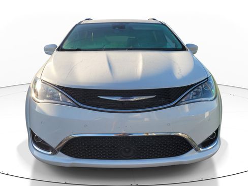 Used 2020 Chrysler Pacifica Touring-L Plus w/ Tire & Wheel Group FWD image 2
