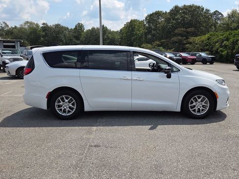 Used 2024 Chrysler Pacifica Touring-L FWD image 12